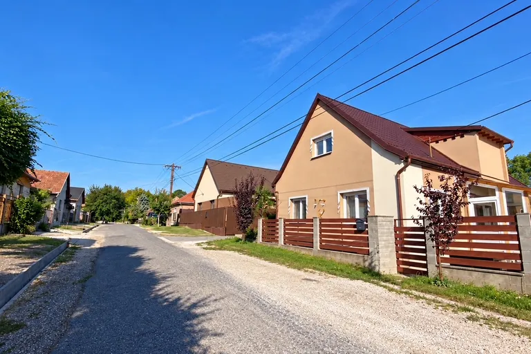 Solton tágas családi ház 750 m²-es telken – teraszokkal, 4 szobával, dupla garázzsal eladó!