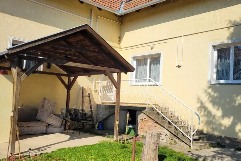 Kisnémedi központjában 118 m2-es, 4 szobás, felújított tégla lakás 150 m2-es önálló kerttel eladó.