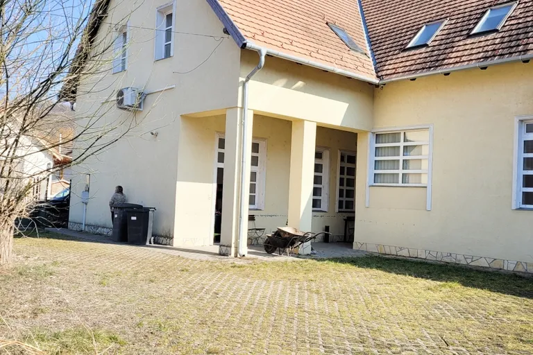Kisnémediben 20 fő elhelyezésére alkalmas panzió eladó.