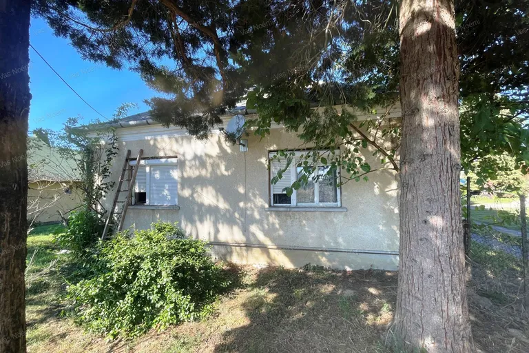 ELADÓ KÁDÁR-KOCKA CSALÁDI HÁZ GELSÉN – 1666 m²-ES TELEKKEL