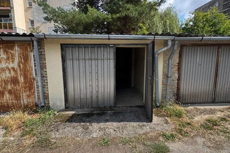 Eladó garázs – Baja