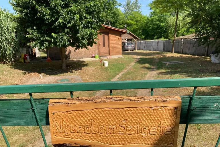 Árnyas fák alatt két kicsi házikó