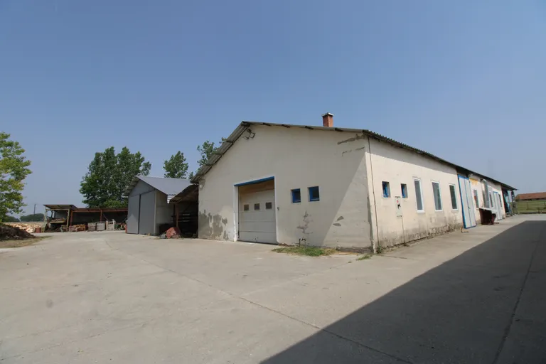 Jól megközelíthető kiváló állapotú telephely