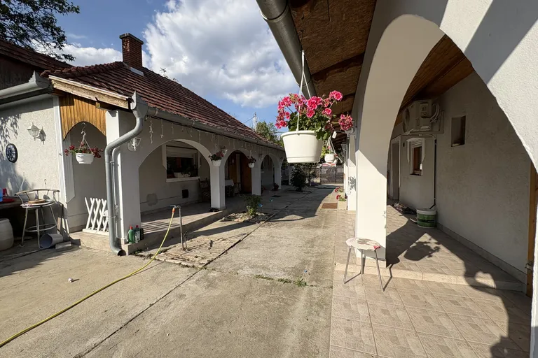 Két ház nagy telken összeköltözőknek