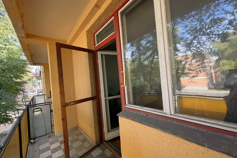 Első emeleti erkélyes