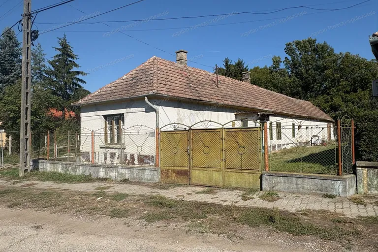 Eladó 4 szobás, teljesen felújítandó családi ház Dabroncon!