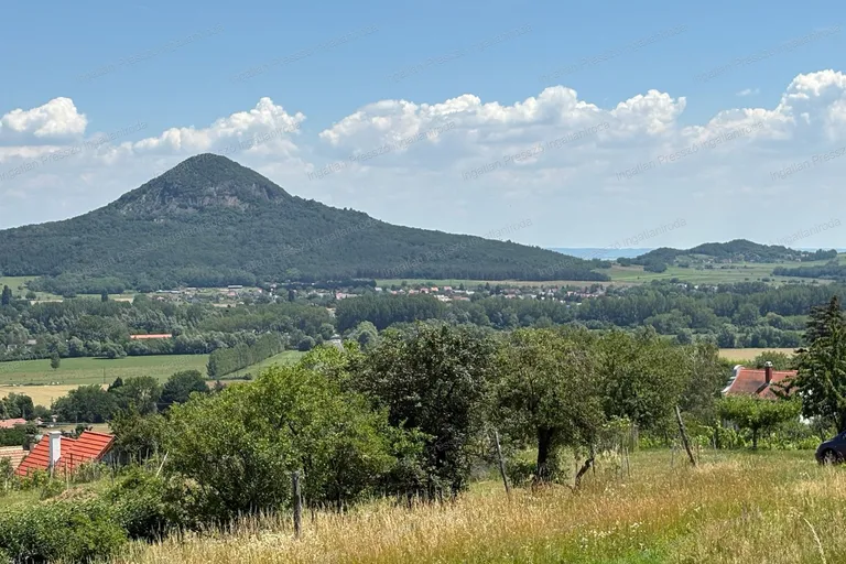 Eladó tájpanorámás, 3%-ban beépíthető zártkert a Szent György-hegy Kisapáti részén!