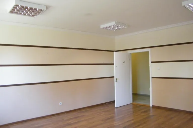 Tatabánya Bánhida központjában 17 nm iroda kiadó!
