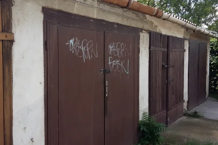 Tatabányán a Népház mögött garázs eladó