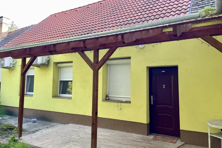 Tatán az öregtó közelében téglalakás eladó