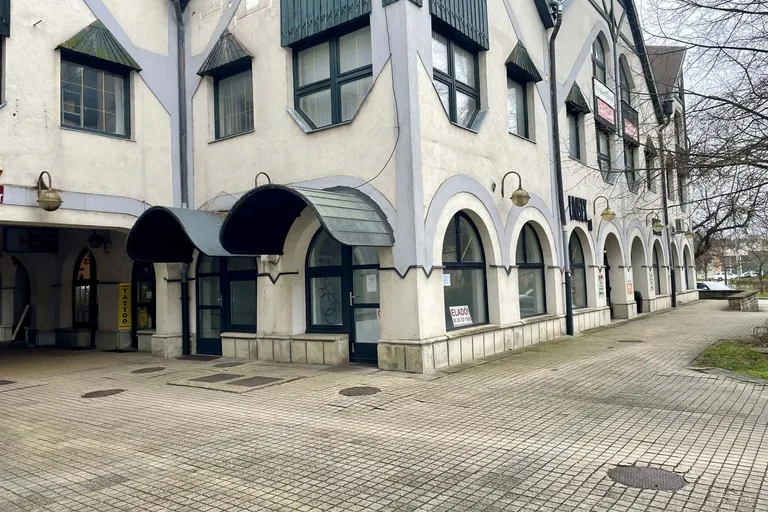 Tatabányán a Szent Borbála téren iroda eladó