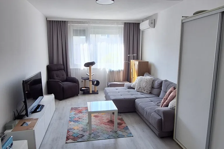 Eladó Győr Adyvárosban 53 m2-es felújított panel lakás.