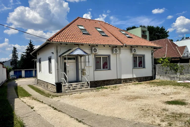 Tatabányán a Dózsa György úton telephelynek használt családi ház eladó!