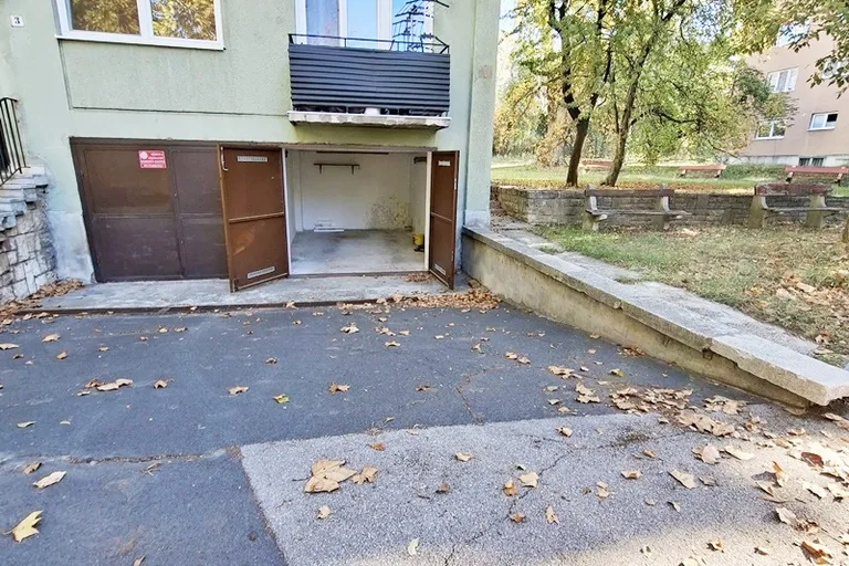 ELADÓ GARÁZS TATABÁNYÁN, A KÓS KÁROLY UTCÁBAN!