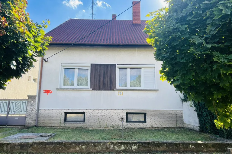 Szombathelyen 4 szobás családi ház 1159 nm-es telken eladó