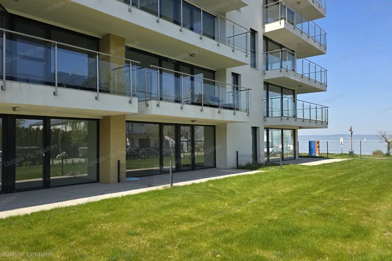 Siófok Széplakon, újépítésű, vízparti, balatoni panorámás, medencés lakás eladó!