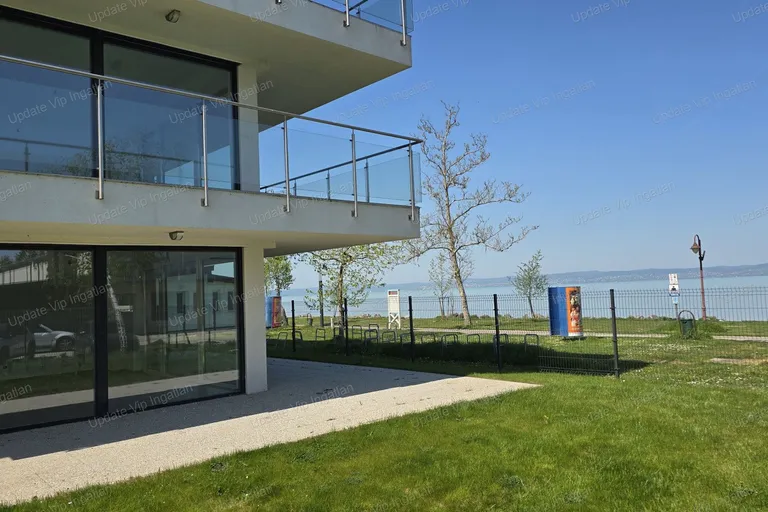 Siófok Széplakon, újépítésű, vízparti, fronti, örök balatoni panorámás, medencés lakás eladó!