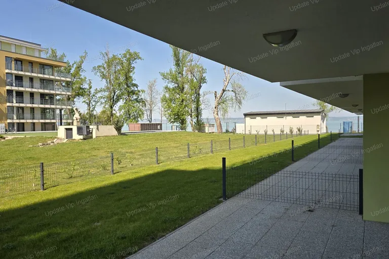 Siófok Széplakon, újépítésű, vízparti, balatoni panorámás lakás eladó!