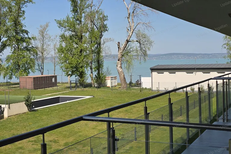 Siófok Széplakon, újépítésű, vízparti, balatoni panorámás, medencés lakás eladó!