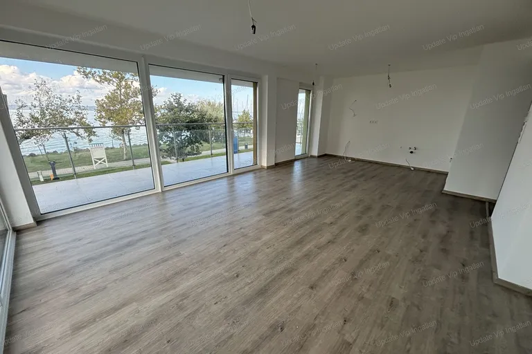 Siófok Széplakon, újépítésű, vízparti, fronti, örök balatoni panorámás, medencés lakás eladó!