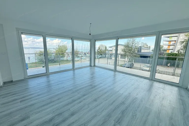 Siófok Ezüstparton újépítésű, vízparti, balatoni panorámás, medencés lakás eladó!