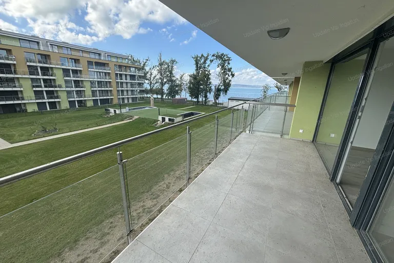 SiófokSzéplakon, újépítésű, vízparti, balatoni panorámás, medencés lakás eladó!