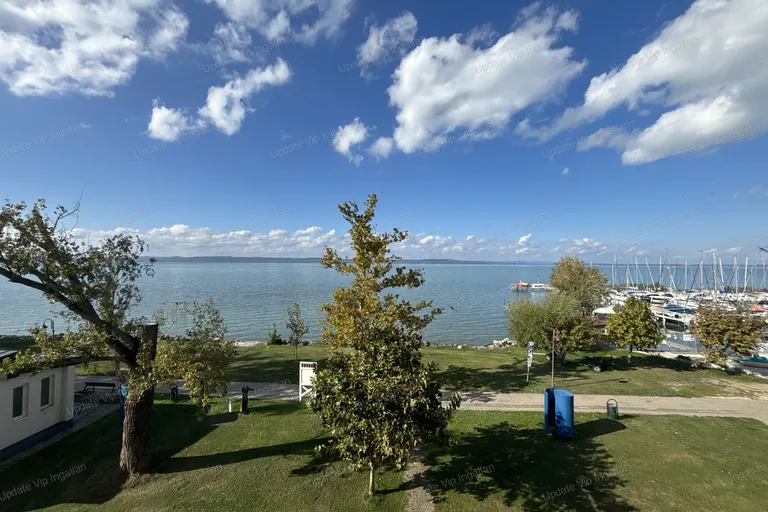 Siófok Ezüstparton, újépítésű, vízparti, balatoni panorámás, medencés lakás eladó!