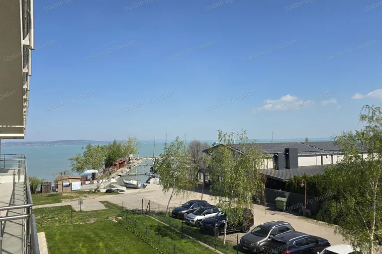 Siófok Ezüstparton, újépítésű, vízparti, balatoni panorámás, medencés lakás eladó!