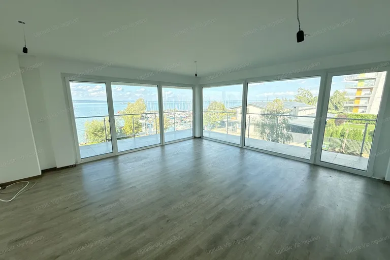 Siófok Ezüstparton, újépítésű, vízparti, balatoni panorámás, medencés lakás eladó!