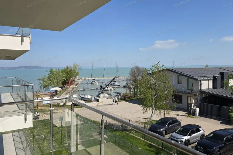 Siófok Ezüstparton, újépítésű, vízparti, balatoni panorámás, medencés lakás eladó!