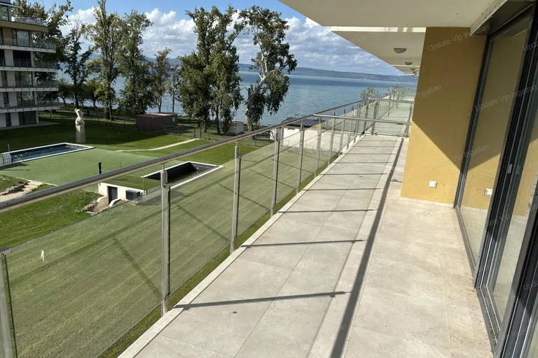 Siófok Ezüstparton, újépítésű, vízparti, balatoni panorámás, medencés lakás eladó!