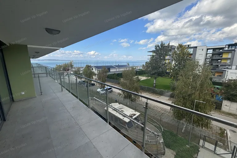 Siófok széplakon, újépítésű, vízparti, balatoni panorámás, medencés lakás eladó!