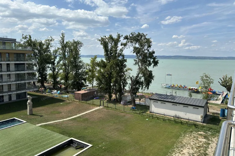 Siófok Széplakon, újépítésű, vízparti, balatoni panorámás, medencés lakás eladó!