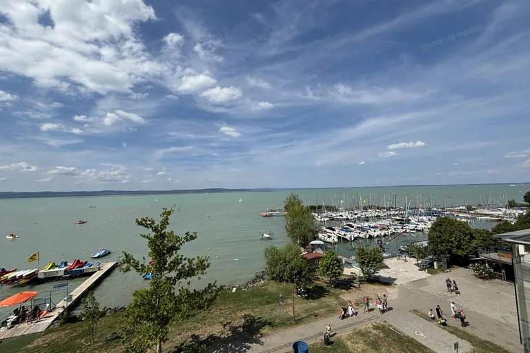 Siófok Ezüstparton, újépítésű, vízparti, balatoni panorámás, medencés lakás eladó!