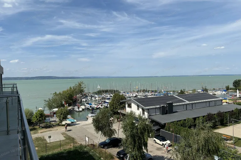 Siófok Ezüstparton, újépítésű, vízparti, balatoni panorámás, medencés lakás eladó!