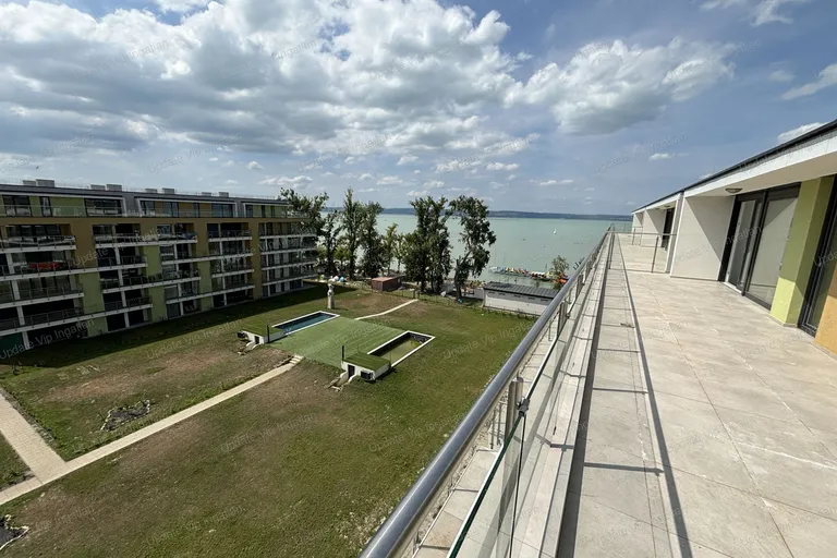 Siófok Ezüstparton, újépítésű, vízparti, balatoni panorámás, medencés lakás eladó!