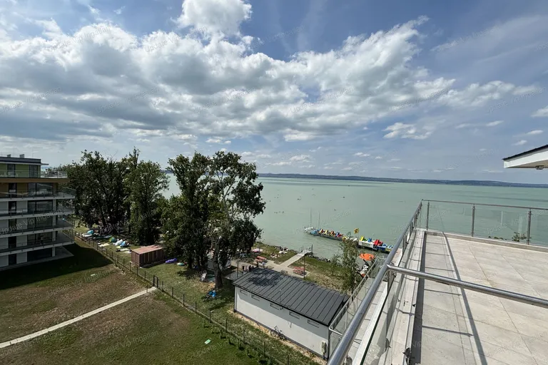 Siófok Ezüstparton, újépítésű, vízparti, balatoni panorámás, medencés lakás eladó!