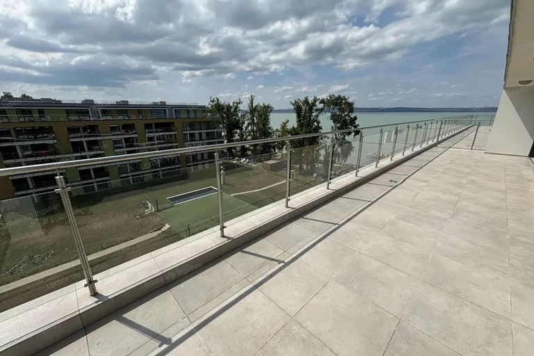 Siófok Ezüstparton, újépítésű, vízparti, balatoni panorámás, medencés lakás eladó!