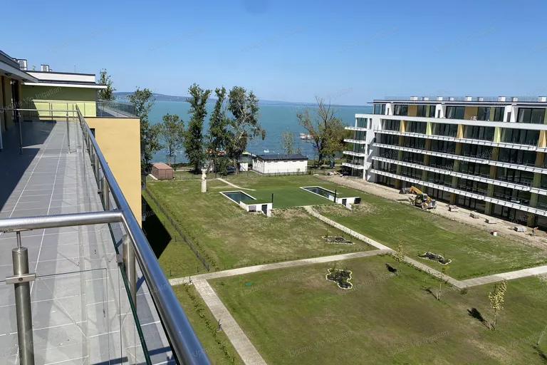 Siófok Ezüstparton, új építésű, vízparti, örökpanorámás, medencés lakás eladó!