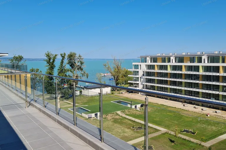 Siófok Széplakon, új építésű, vízparti, örökpanorámás, medencés lakás eladó!
