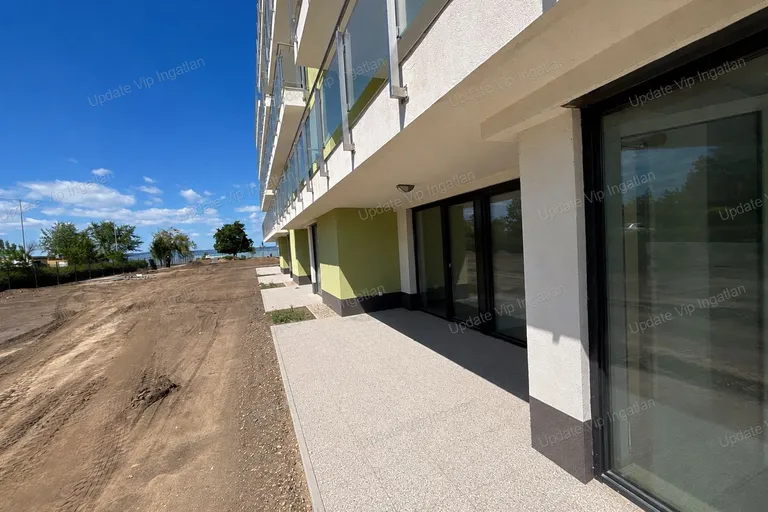 Siófok Széplak/Ezüstpart határán, új építésű, vízparti, panorámás, medencés lakás eladó!