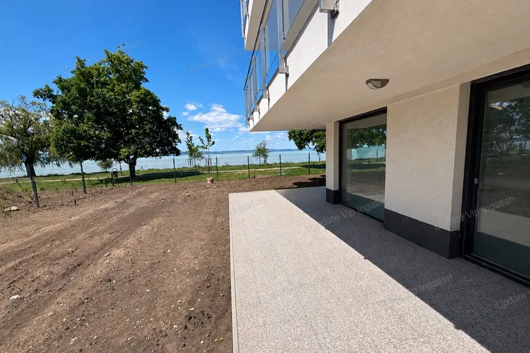 SIÓFOK EZÜSTPART/SZÉPLAK HATÁRÁN, ÚJ ÉPÍTÉSŰ, VÍZPARTI, PANORÁMÁS, MEDENCÉS LAKÁS ELADÓ!