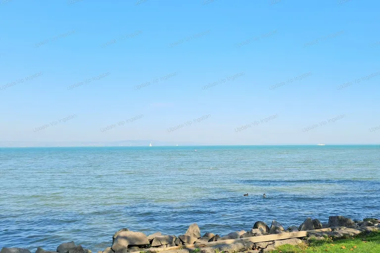 Siófok Ezüstpart/Széplak határán, új építésű, vízparti, panorámás, medencés lakás eladó!
