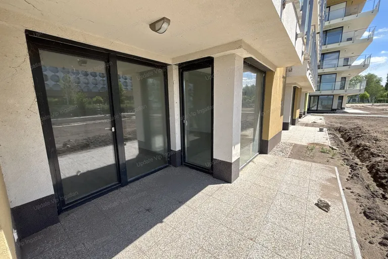 Siófok Széplak/Ezüstpart határán, új építésű, vízparti, panorámás, medencés lakás eladó!