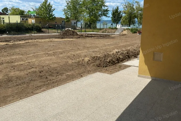 Siófok Széplak/Ezüstpart határán, új építésű, vízparti, panorámás, medencés lakás eladó!
