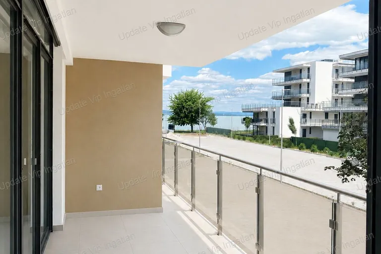 SIÓFOK EZÜSTPART – PRÉMIUM ÚJ ÉPÍTÉSŰ, VÍZPARTI PANORÁMÁS, MEDENCÉS LAKÁS ELADÓ!