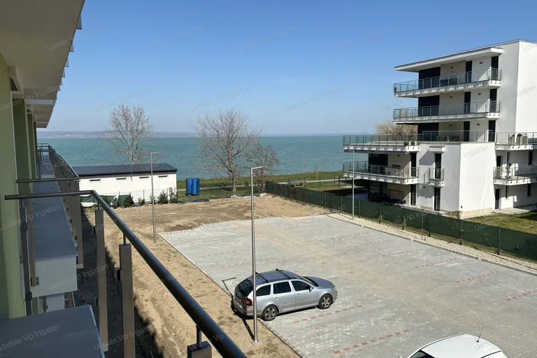 Siófok Széplak/Ezüstpart határán, új építésű, vízparti, panorámás, medencés lakás eladó!