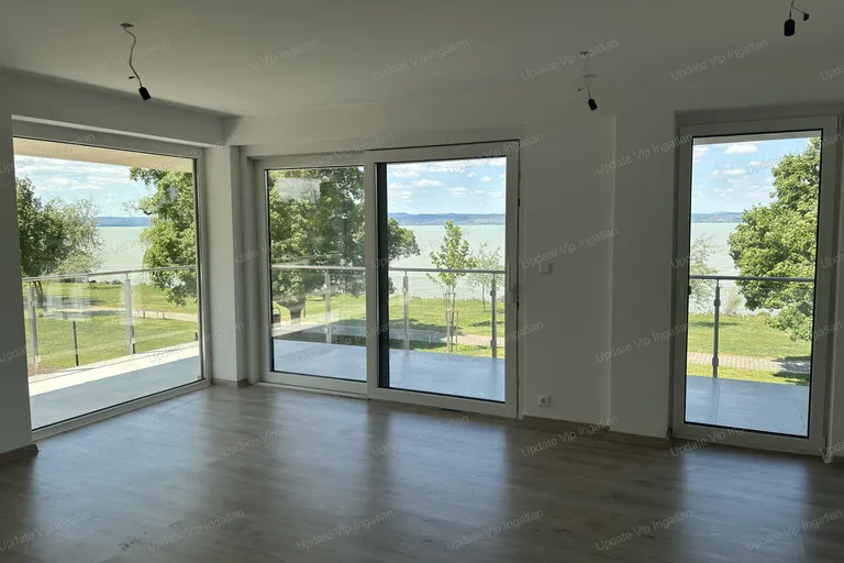 Siófok Széplak/Ezüstpart határán, új építésű, vízparti, panorámás, medencés lakás eladó!