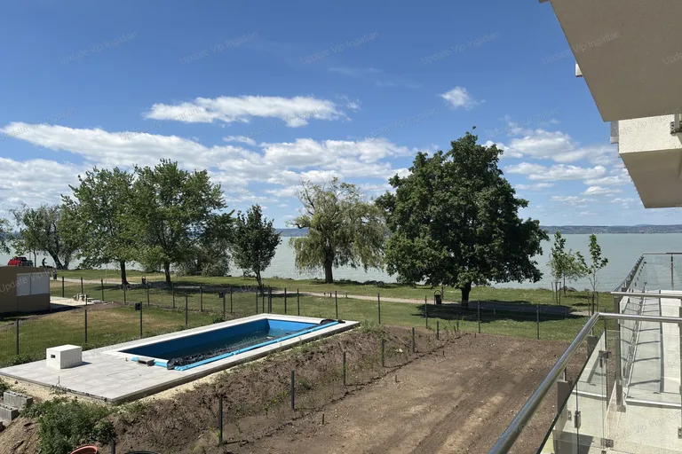 Siófok Széplak/Ezüstpart határán, új építésű, vízparti, panorámás, medencés lakás eladó!