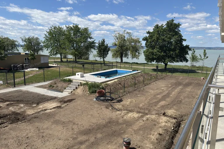 Siófok Ezüstpart/Széplak határán, új építésű, vízparti, panorámás, medencés lakás eladó!